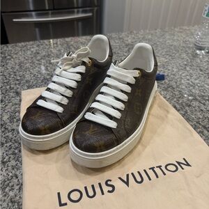 Louis Vuitton White and Gold Interior Detail